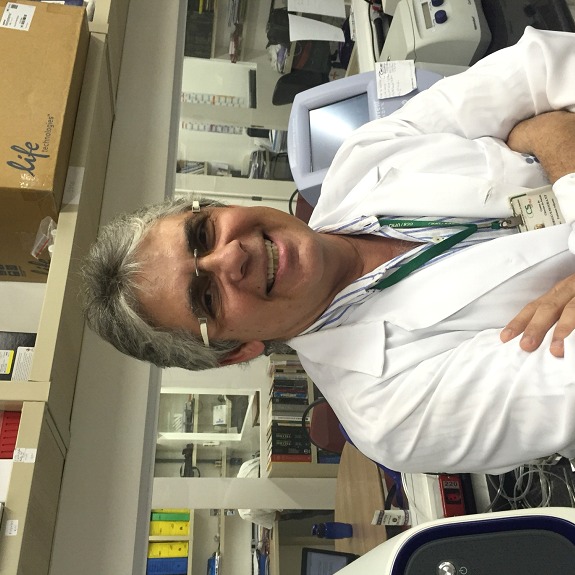 Dr. Rodrigo Moura Neto, de jaleco branco, em seu laboratório na UFRJ